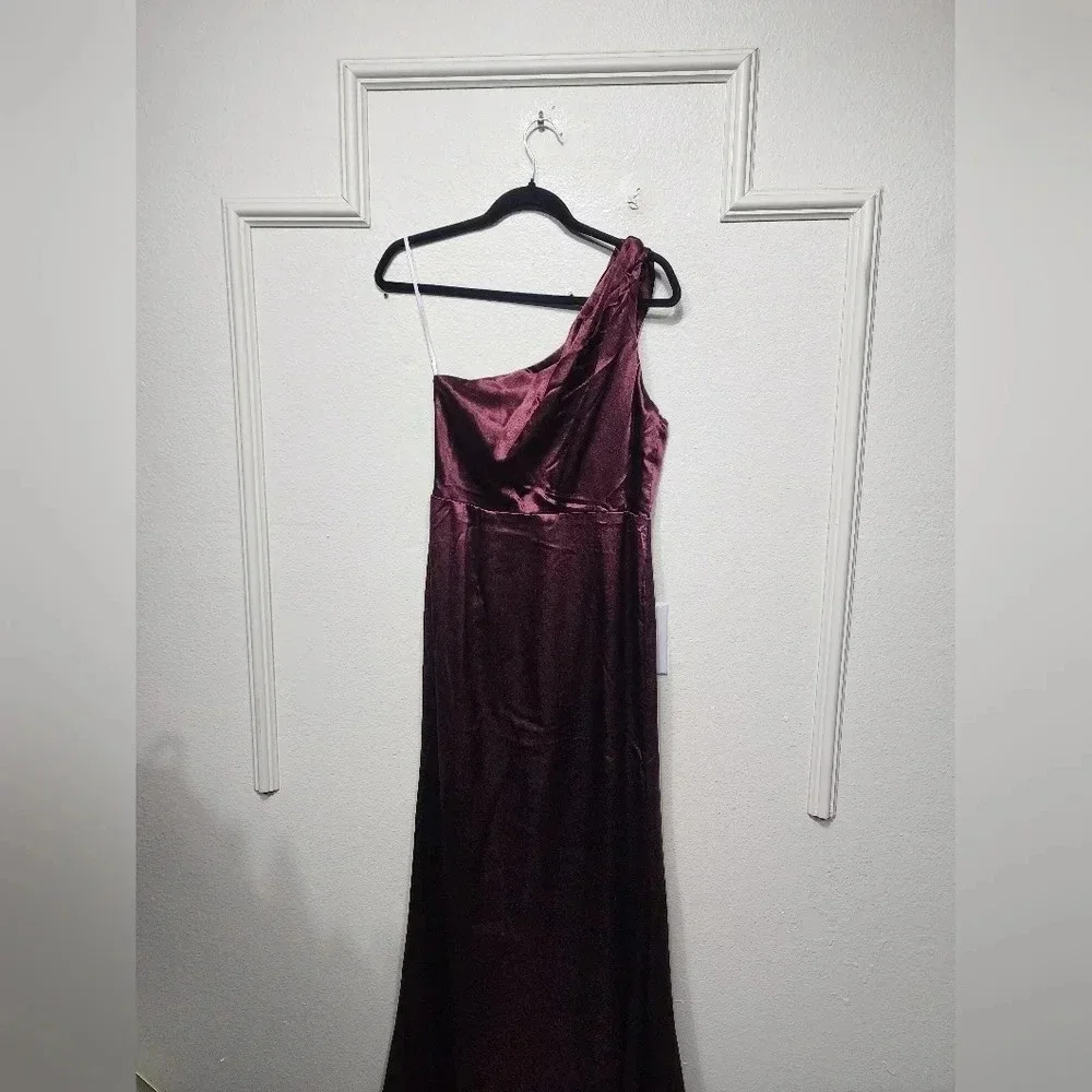 Lulu's On the Guest List Burgundy Satin One-Shoulder Maxi Dress M Wedding Party - Picture 7 of 13